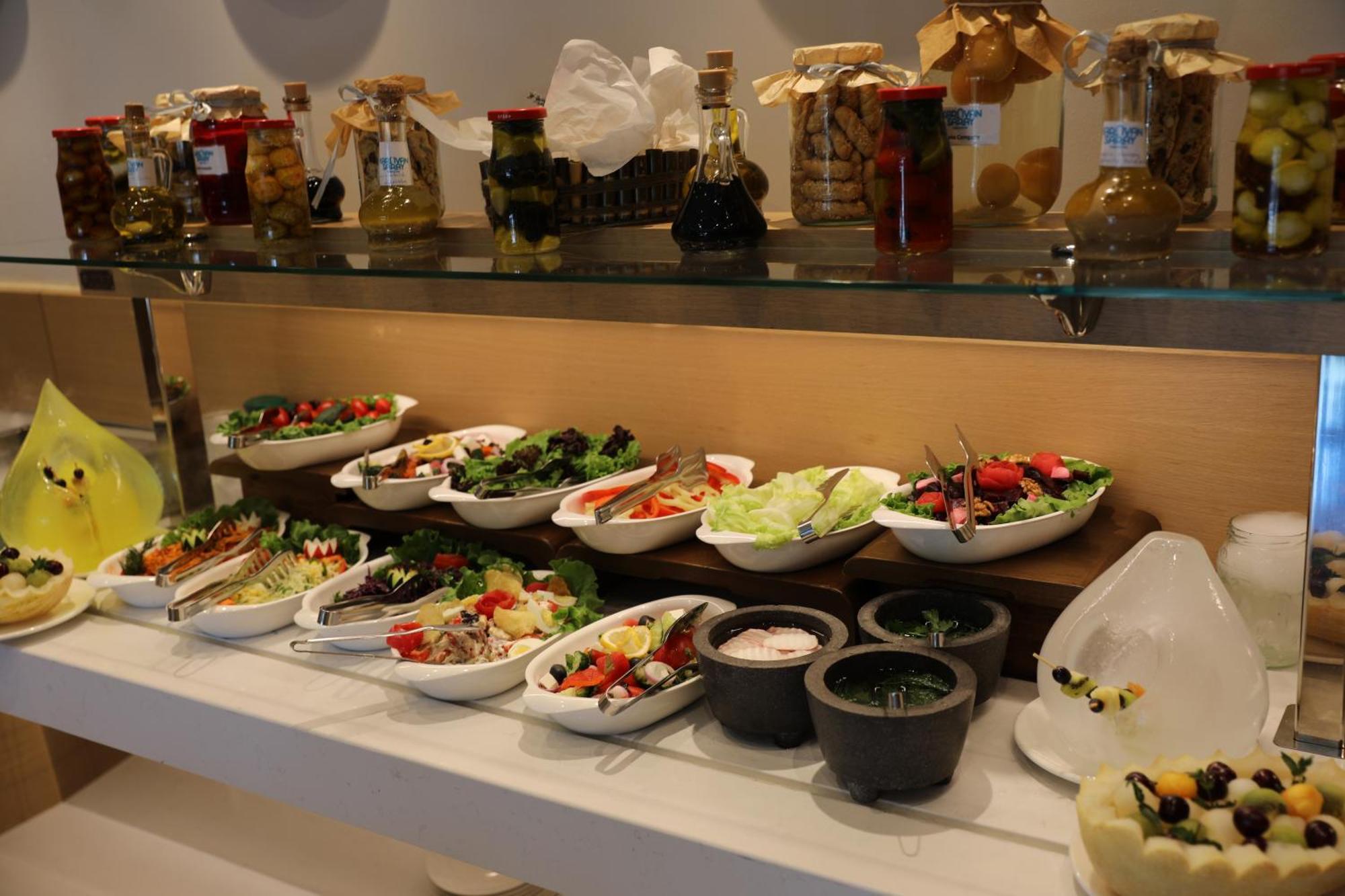 Karavansaray Turkistan Harbour Hotel -Flying Theatre Access Екстер'єр фото A salad bar
