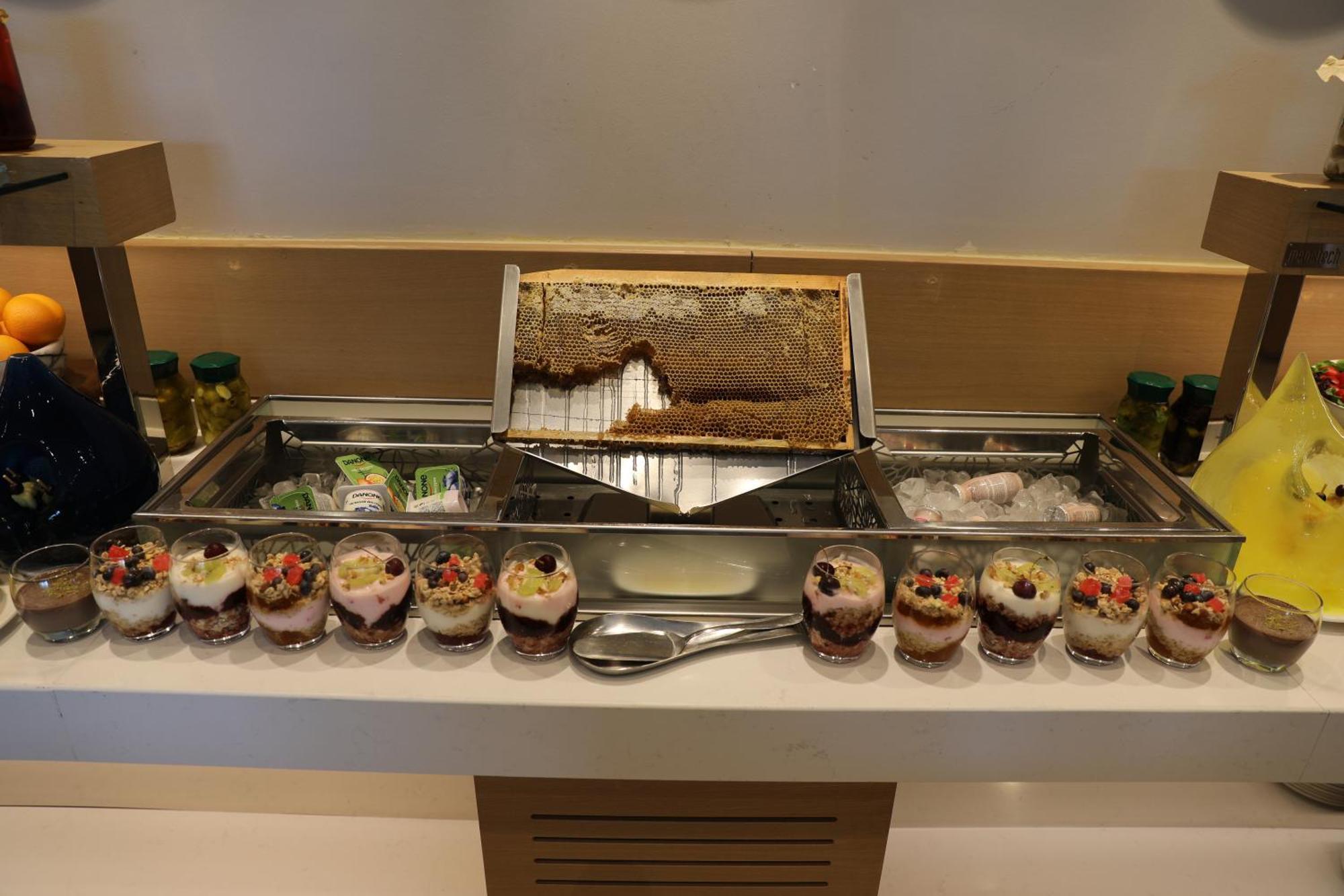 Karavansaray Turkistan Harbour Hotel -Flying Theatre Access Екстер'єр фото Honeycomb and honey at a buffet