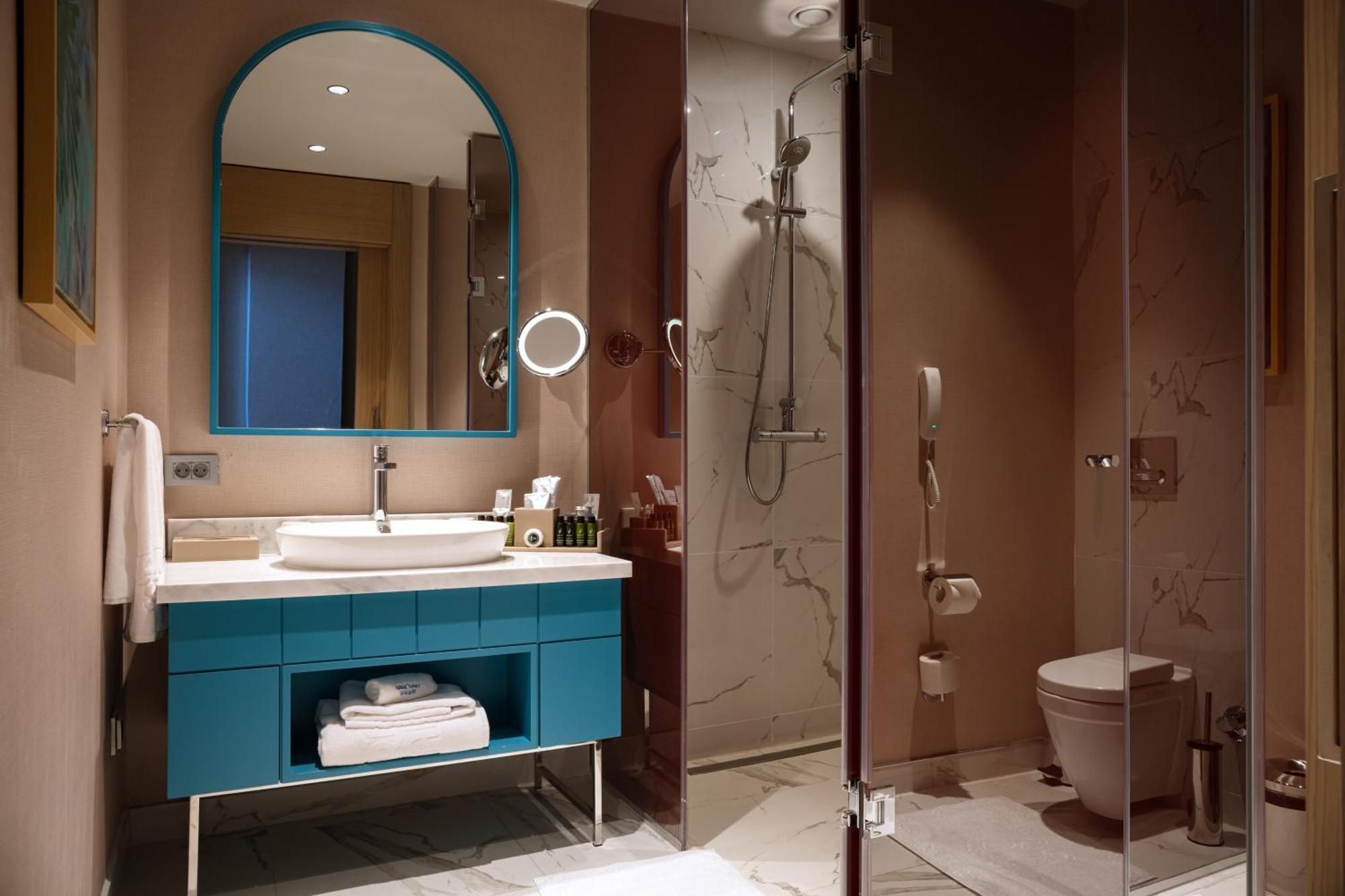 Karavansaray Turkistan Harbour Hotel -Flying Theatre Access Екстер'єр фото A bathroom in a hotel