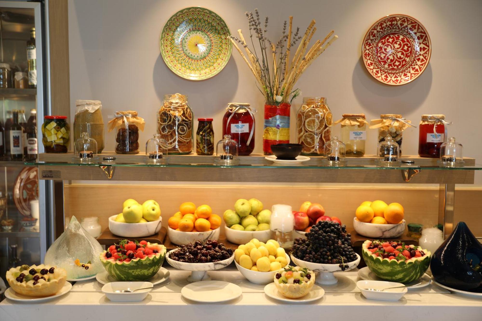 Karavansaray Turkistan Harbour Hotel -Flying Theatre Access Екстер'єр фото A fruit salad bar